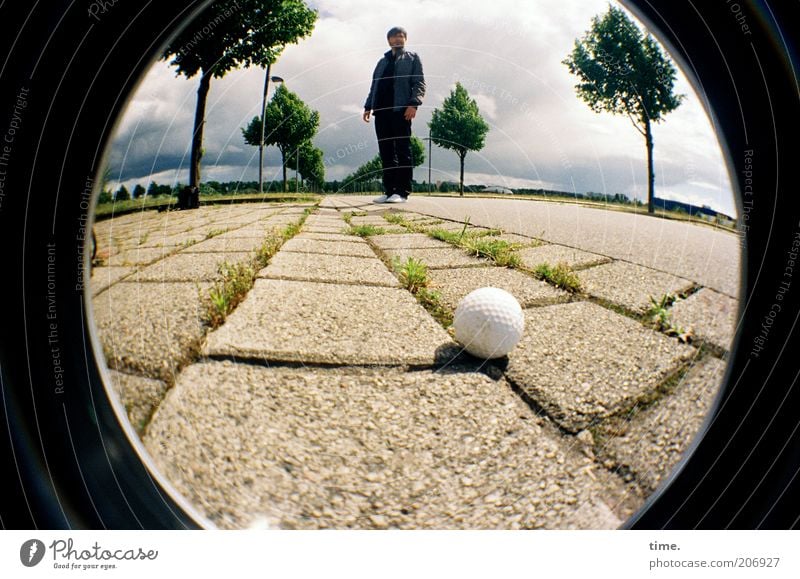 [H10.1] - Jeder sollte sich einen Golfball leisten können Mann stehen Mensch Fuge Beton Betonplatte Bürgersteig Straße Baum Fischauge Außenaufnahme