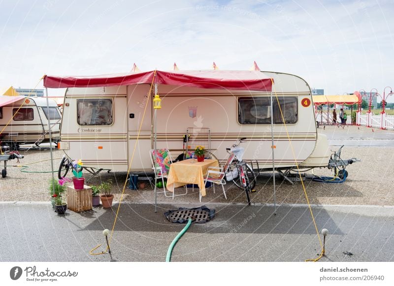 Grandessa 430 (FR 6/10) Häusliches Leben Zirkus retro blau grau rot weiß Mobilität Perspektive Selbstständigkeit Gedeckte Farben Tag Licht Schatten Sonnenlicht