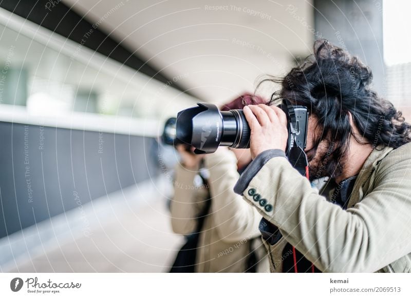 Fotograf Freizeit & Hobby Beruf Fotografie Fotokamera Mensch maskulin feminin Erwachsene Leben Kopf Haare & Frisuren Hand 2 Jacke schwarzhaarig langhaarig