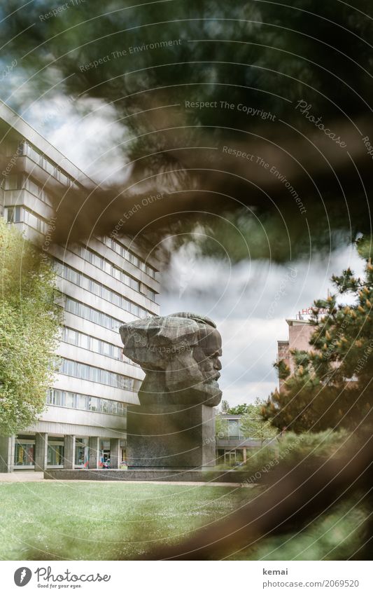 AST10 | Seitenblick Ferien & Urlaub & Reisen Tourismus Ausflug Sightseeing Städtereise Gras Sträucher Chemnitz Stadt Stadtzentrum Haus Gebäude Hochhaus Fassade