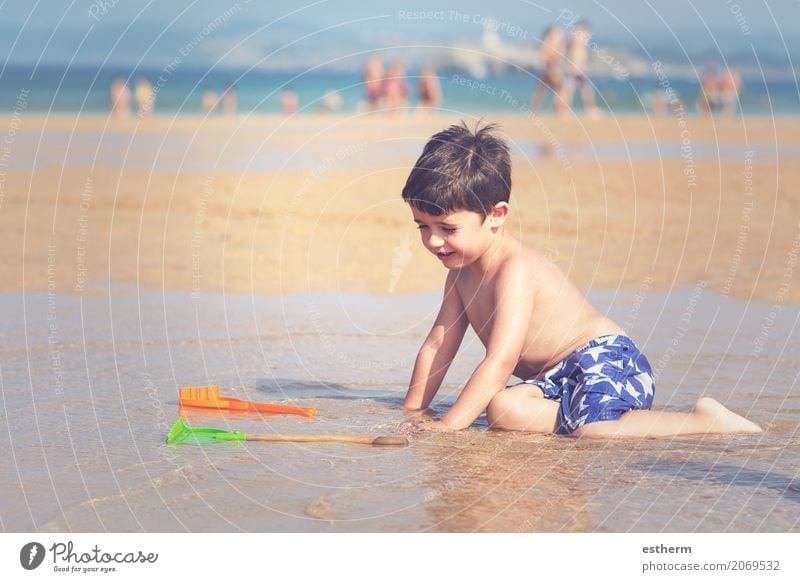 Junge spielt am Strand Lifestyle Spielen Kinderspiel Ferien & Urlaub & Reisen Freiheit Sightseeing Sommer Sommerurlaub Sonne Meer Mensch maskulin Kleinkind