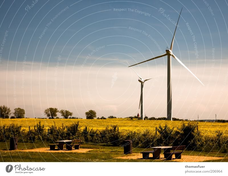 Picknick mit Ventilation Fortschritt Zukunft Energiewirtschaft Erneuerbare Energie Windkraftanlage Umwelt Himmel Sommer Klima Schönes Wetter Feld nachhaltig