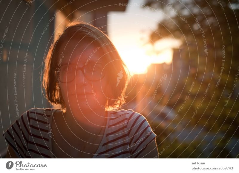 Sonnendeck II Mensch feminin Frau Erwachsene Kopf 1 30-45 Jahre Umwelt Himmel Horizont Sonnenlicht Sommer Schönes Wetter Wärme Stadt Haus Mauer Wand Fassade