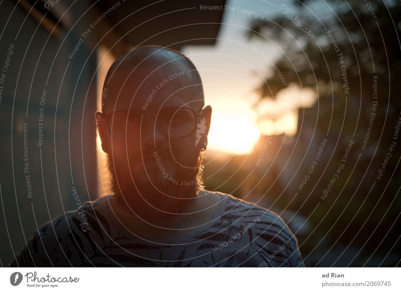 Sonnendeck III Mensch maskulin Mann Erwachsene Kopf 1 30-45 Jahre Umwelt Himmel Horizont Sonnenlicht Sommer Wärme Stadt Haus Mauer Wand Bekleidung T-Shirt