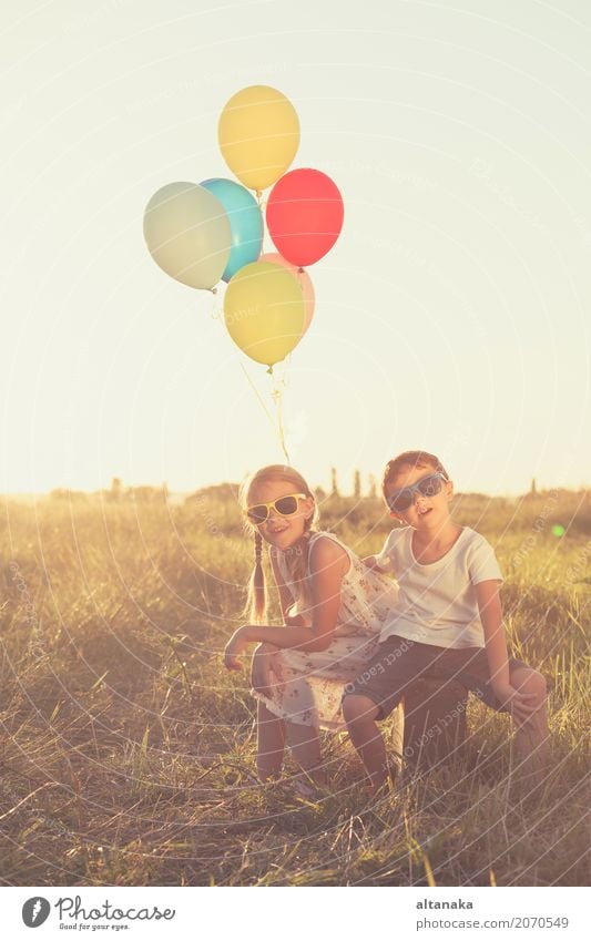 Glückliche kleine Kinder, die auf Straße zur Tageszeit spielen. Lifestyle Freude Freizeit & Hobby Spielen Ferien & Urlaub & Reisen Ausflug Abenteuer Freiheit