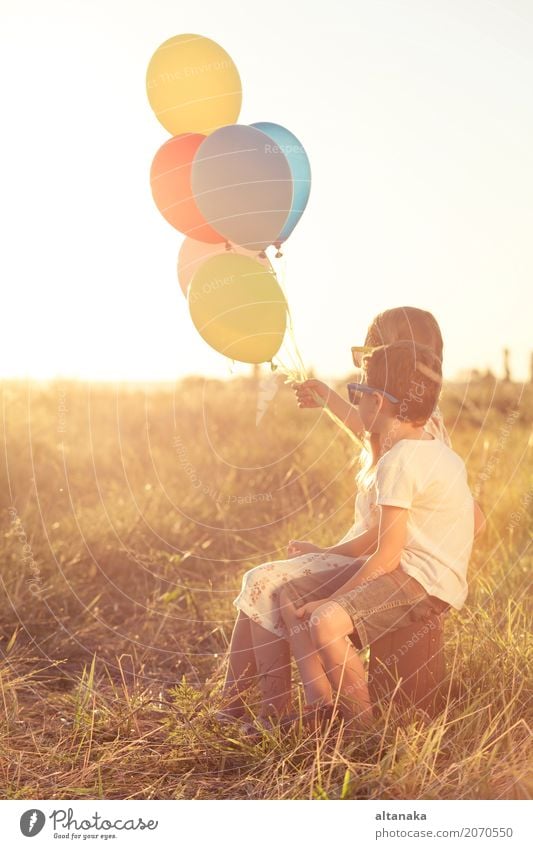 Glückliche kleine Kinder, die auf Straße zur Tageszeit spielen. Lifestyle Freude Freizeit & Hobby Spielen Ferien & Urlaub & Reisen Ausflug Abenteuer Freiheit