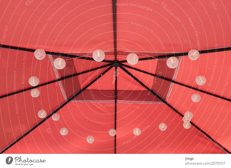 Lichterkette ringsrum Pavillon Linie leuchten chaotisch rot mittig unterstützend klare linien Symmetrie Lampe Beleuchtung Beleuchtungselement oben hängend