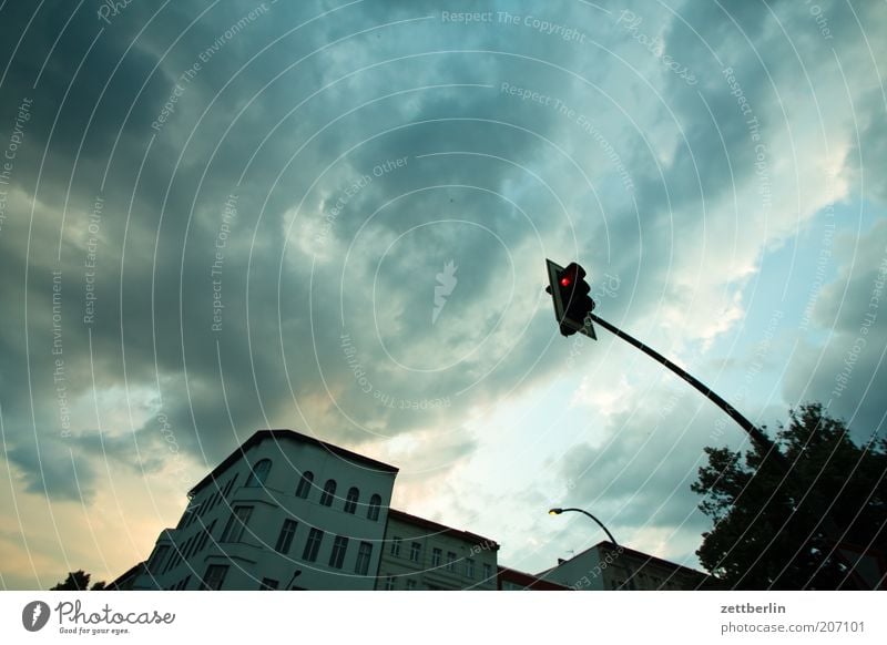 Unwetterwarnung Wolken Wolkendecke Wetter Tiefdruckgebiet Regen Gewitter dramatisch Himmel Haus Ecke Häuserzeile Straßenkreuzung Wegkreuzung Laterne Ampel Stadt