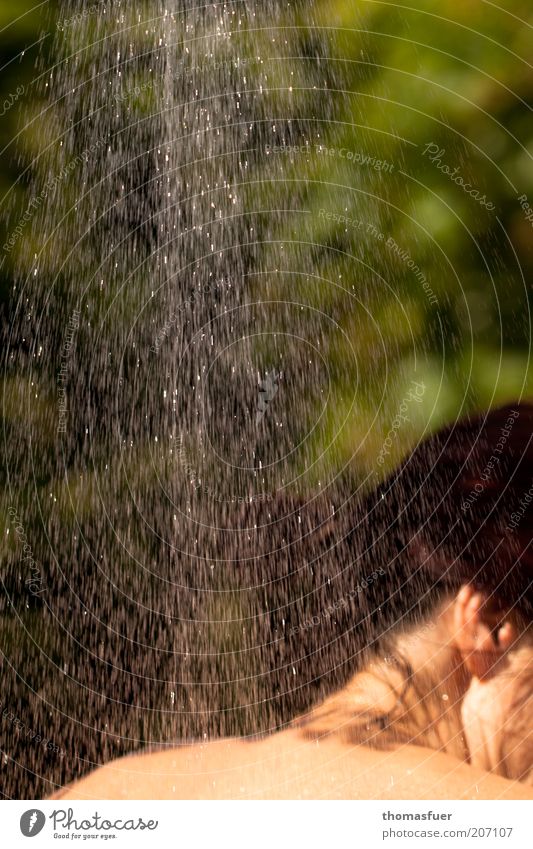 Gartendusche Körperpflege Haare & Frisuren Haut Sommer Mensch feminin Frau Erwachsene Kopf Rücken 1 Wasser Wassertropfen Schönes Wetter Wärme rothaarig Reinigen