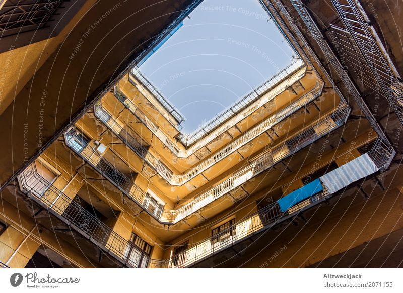 Hinterhof Budapest 2 Ungarn Hauptstadt Stadtzentrum Altstadt Menschenleer Haus Gebäude Architektur Balkon Terrasse alt ästhetisch braun gelb Hof Innenhof