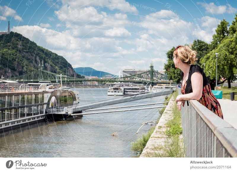 girl ships river donau budapest 1 Ferien & Urlaub & Reisen Tourismus Ausflug Sightseeing Städtereise feminin Junge Frau Jugendliche Erwachsene Mensch