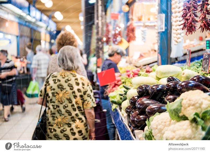 Market Markt Gemüse Innenaufnahme Aubergine Blumenkohl Senior stehen warten Gemüsemarkt Markthalle kaufen