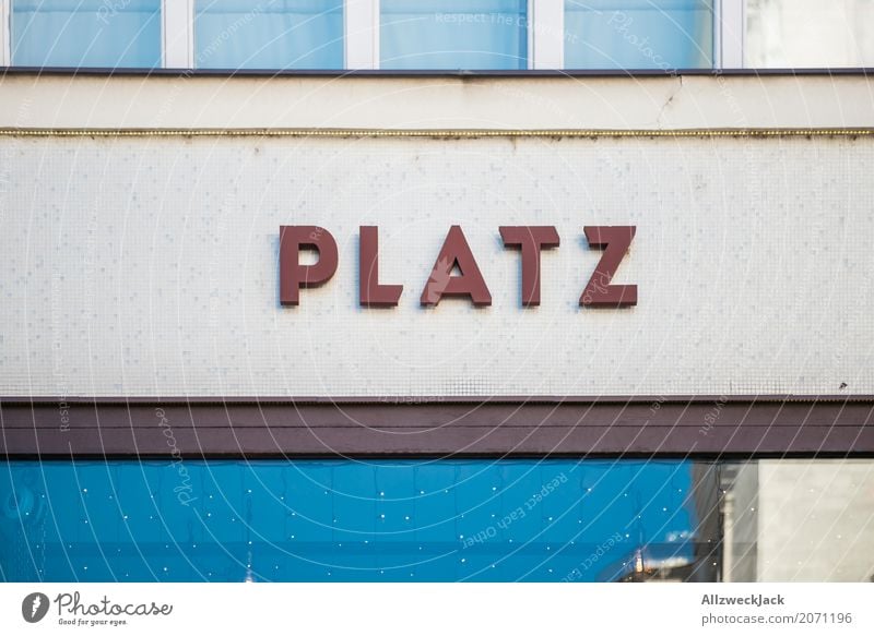 The Platz to be Schriftzeichen Stil Fassade Buchstaben Großbuchstabe Stadtzentrum Farbfoto Außenaufnahme Menschenleer Tag Zentralperspektive