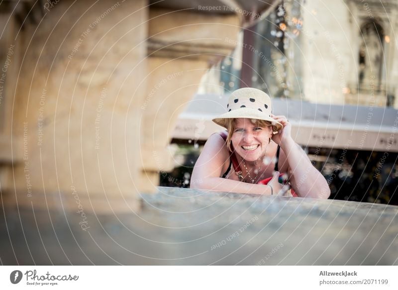 Portrait mit Hut am Brunnen 1 Lifestyle Freude Ferien & Urlaub & Reisen Tourismus Ausflug Sightseeing Städtereise feminin Junge Frau Jugendliche Erwachsene