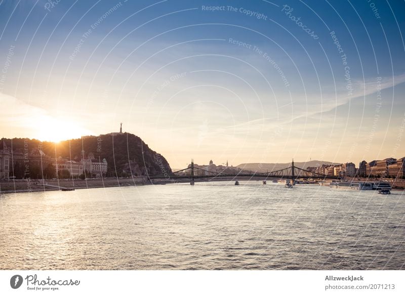 Sonnenuntergang auf der Donau 1 Ferien & Urlaub & Reisen Tourismus Ausflug Sightseeing Städtereise Budapest Ungarn Hauptstadt Stadtzentrum Skyline Brücke