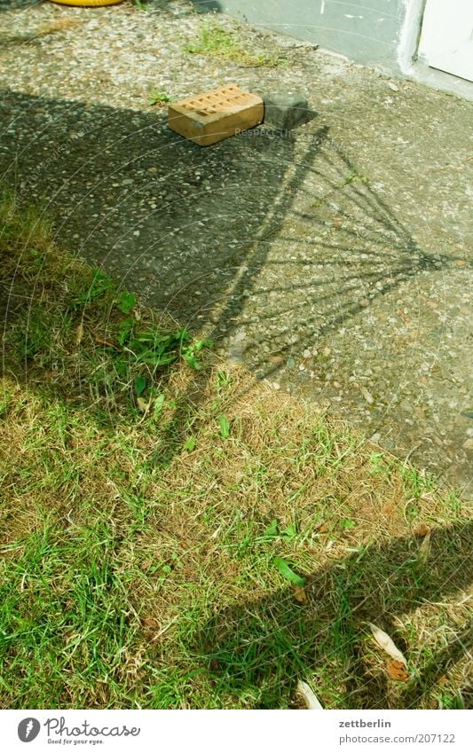 Liegestuhl vs. Hängematte faulenzen Erholung Ferien & Urlaub & Reisen Garten Rasen Gras trocken Dürre Schatten Sonne Sommer Häusliches Leben Stein Steinweg