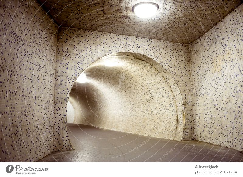 ein beleuchteter Unterführung menschenleer Nacht Abend Licht Beleuchtung Kunstlicht Menschenleer Tunnel Durchgang Röhren Bürgersteig Fußweg Wege & Pfade