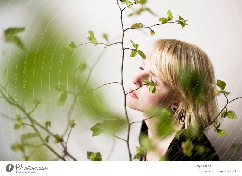 Hier und Jetzt Lifestyle schön Gesundheit Wellness harmonisch Wohlgefühl Zufriedenheit Erholung ruhig Meditation Mensch Junge Frau Jugendliche Gesicht