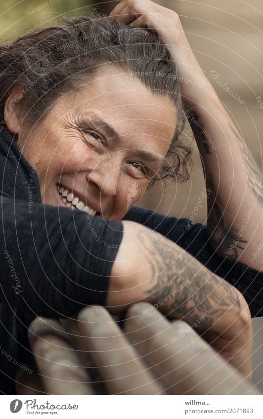 Lachfältchen, Sommersprossen und Tattoos Porträt Lachfalten lachen tätowiert Junge Frau Gesicht Arme Lächeln Coolness lässig Freundlichkeit lockig