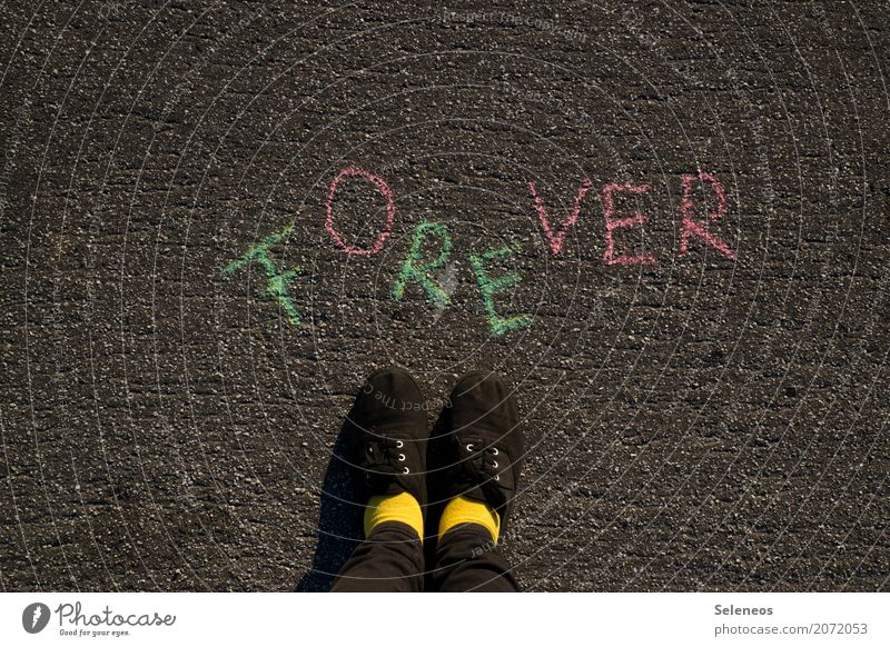 weekend forever Mensch Fuß 1 Schuhe Zeichen Schriftzeichen Schilder & Markierungen Hinweisschild Warnschild lang Gefühle Stimmung Lebensfreude Optimismus Erfolg