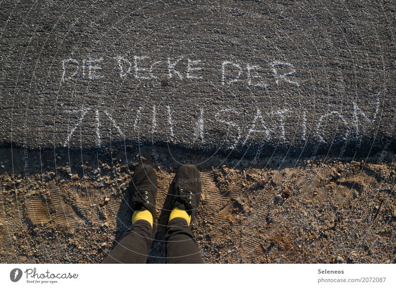 bröckelt ein bisschen Fuß Schuhe Zeichen Schriftzeichen Schilder & Markierungen Hinweisschild Warnschild Kommunizieren kaputt Sicherheit Einigkeit Ehrlichkeit