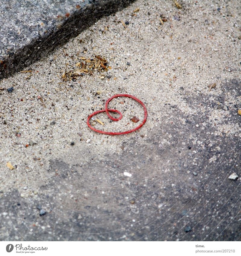 Wo die Liebe hinfällt ... Sand Straße Wege & Pfade Stein Herz liegen Teer Asphalt Gummiband diagonal Bordsteinkante Verliebtheit Liebeserklärung Liebesbekundung