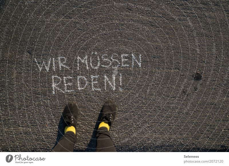 Das fängt ja gut an. Fuß Schuhe Zeichen Schriftzeichen Schilder & Markierungen Hinweisschild Warnschild Beratung sprechen Konflikt & Streit Gefühle Wahrheit