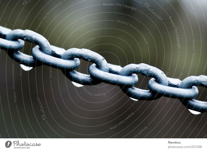 verkettete Tropfen Metall nass Kette Kettenglied Regen Synthese Zusammenhalt kalt Grenze Barriere stark Wassertropfen Seil Textfreiraum oben Textfreiraum unten