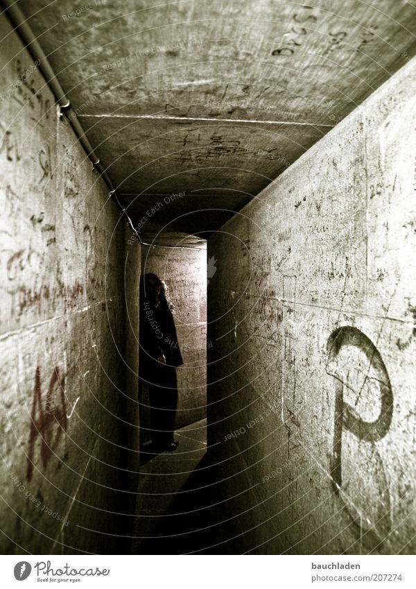 Catacomb Kölner Dom Mauer Wand beobachten Blick stehen warten dunkel historisch grau Symmetrie Farbfoto Innenaufnahme Kunstlicht Schatten Silhouette Katakomben