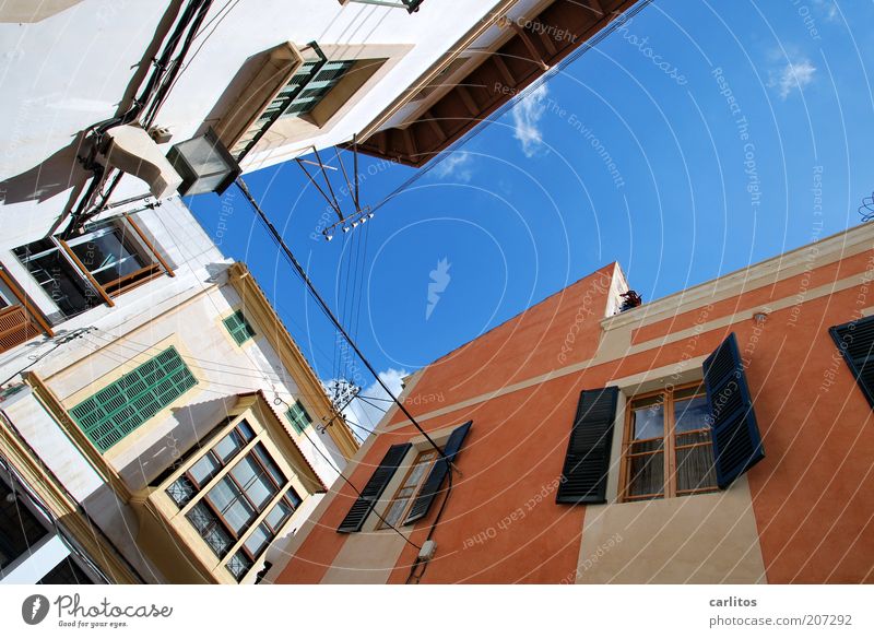 Auf dem Weg zum Markt Himmel Sommer Schönes Wetter Wärme Kleinstadt Stadtzentrum Altstadt Gebäude Mauer Wand Fassade Fenster Dach Fensterladen alt ästhetisch