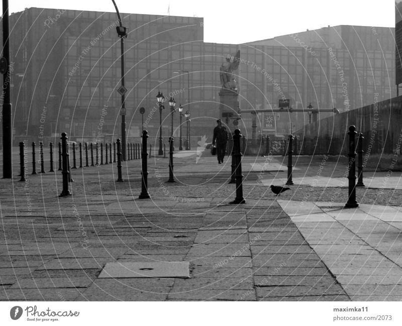 Berlin, Palast der Republik, 8:49 AM leer Straße