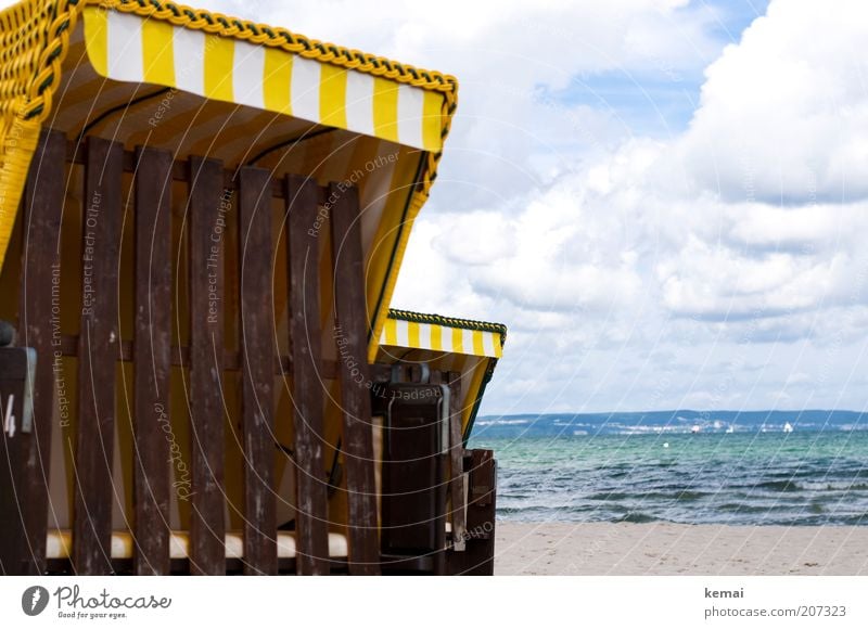 Geschlossene Körbe Umwelt Natur Landschaft Wasser Himmel Wolken Sommer Klima Schönes Wetter Wellen Küste Strand Ostsee Meer Strandkorb Markise blau gelb grün