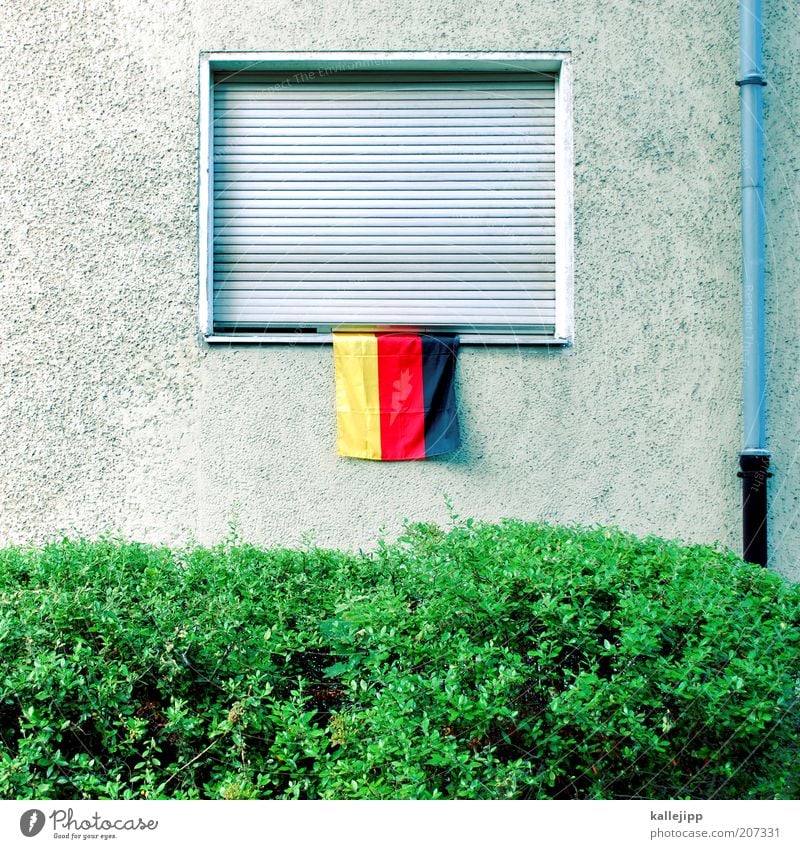 schön wars Lifestyle Stil Freizeit & Hobby Fan Sträucher Fassade Fenster Fahne Häusliches Leben Deutschland Weltmeisterschaft Stolz Nationalvolk Deutsche Flagge