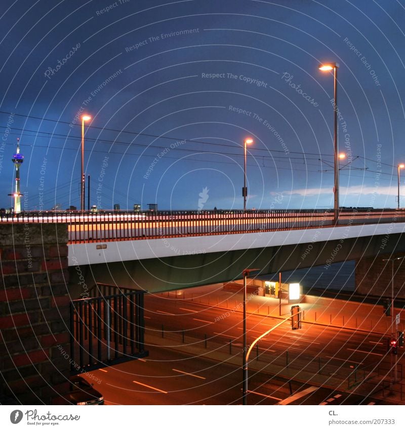 oberkasseler Düsseldorf Stadt Skyline Menschenleer Brücke Turm Gebäude Architektur Mauer Wand Sehenswürdigkeit Verkehr Straßenverkehr Wege & Pfade Hochstraße