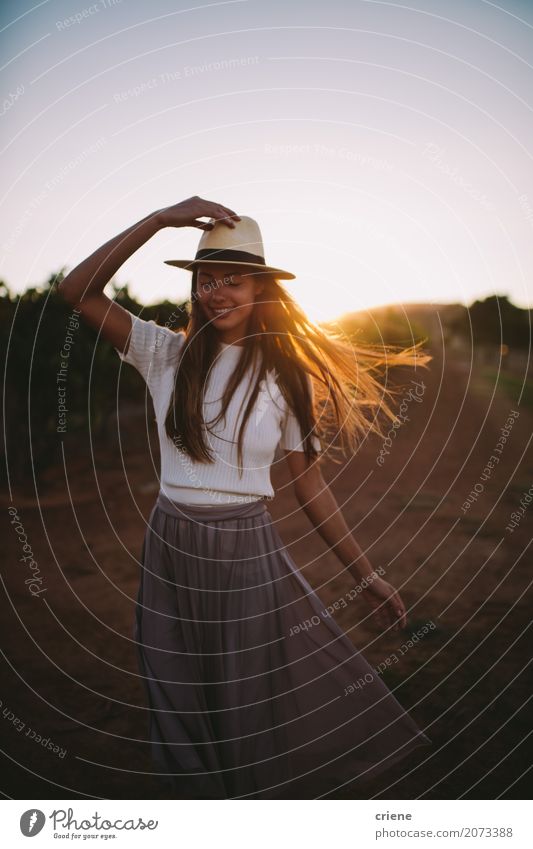 Glückliches Countrygirl auf Ackerland im Sonnenuntergang Lifestyle Freude schön Sommer Mensch feminin Junge Frau Jugendliche Erwachsene 1 18-30 Jahre