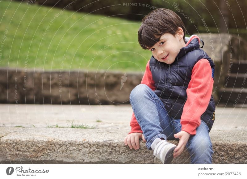 Lächelnder Junge im Park Lifestyle Freizeit & Hobby Spielen Kinderspiel Mensch Baby Kleinkind Kindheit 1 3-8 Jahre Garten Fitness lachen sitzen kuschlig lustig