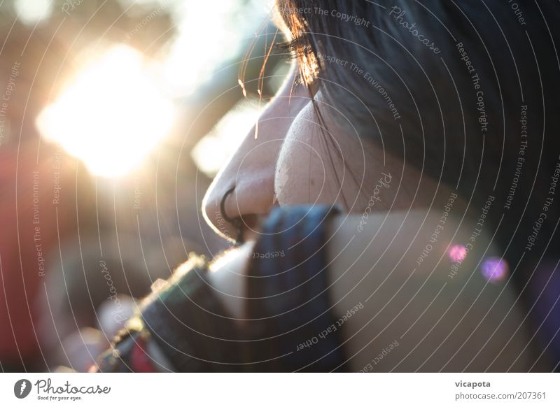 lichtblick Nase 18-30 Jahre Jugendliche Erwachsene Jugendkultur Subkultur Punk Sonne Sonnenlicht Piercing beobachten Blick hell Wärme Gelassenheit Traurigkeit