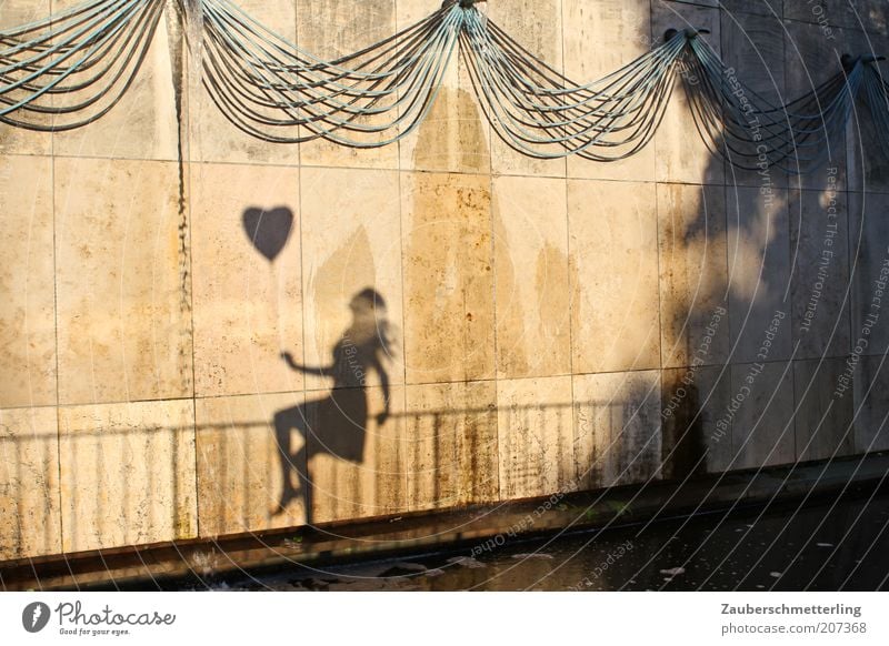 PS: Freu mich auf dich! feminin Luftballon Herz genießen Liebe sitzen ästhetisch außergewöhnlich frei Kitsch schön Gefühle Fröhlichkeit Lebensfreude