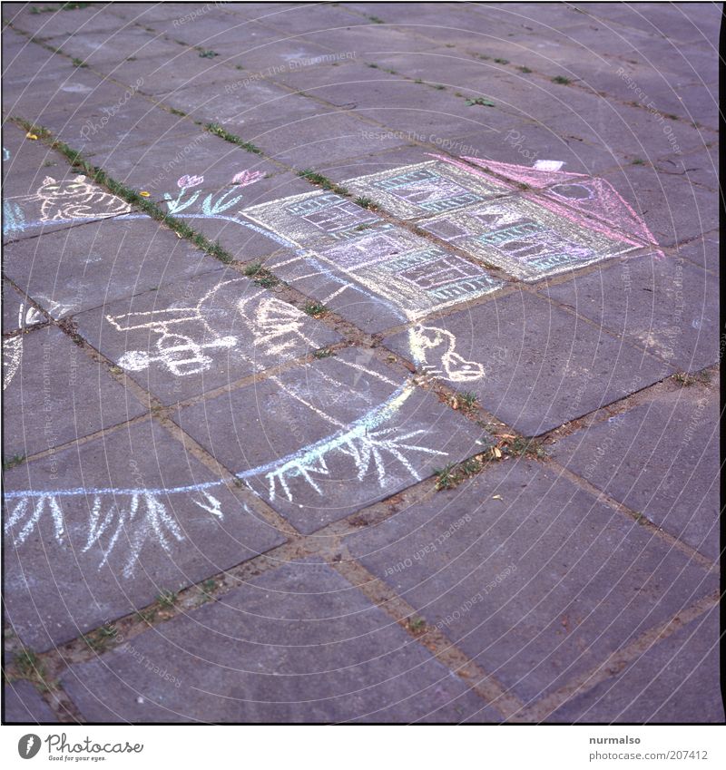 Haus am See Lifestyle Freizeit & Hobby malen kreidemalerei Häusliches Leben Kunst Spielplatz Pflastersteine Betonsteine Kreide leuchten machen Spielen schön