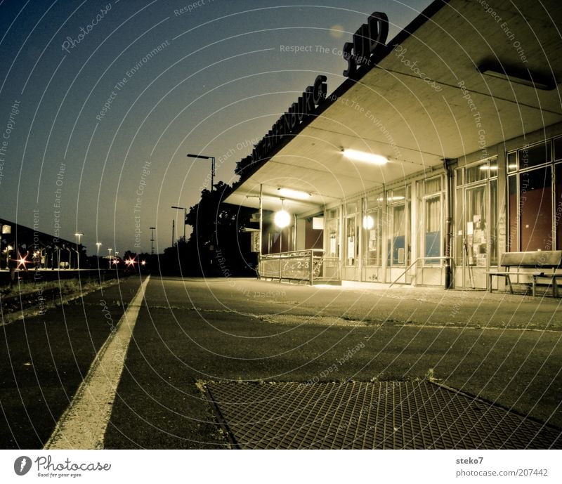 Endstation II warten Einsamkeit Aschaffenburg spät Gedeckte Farben Außenaufnahme Nacht Kunstlicht Langzeitbelichtung Starke Tiefenschärfe Süd Bahnhof Station