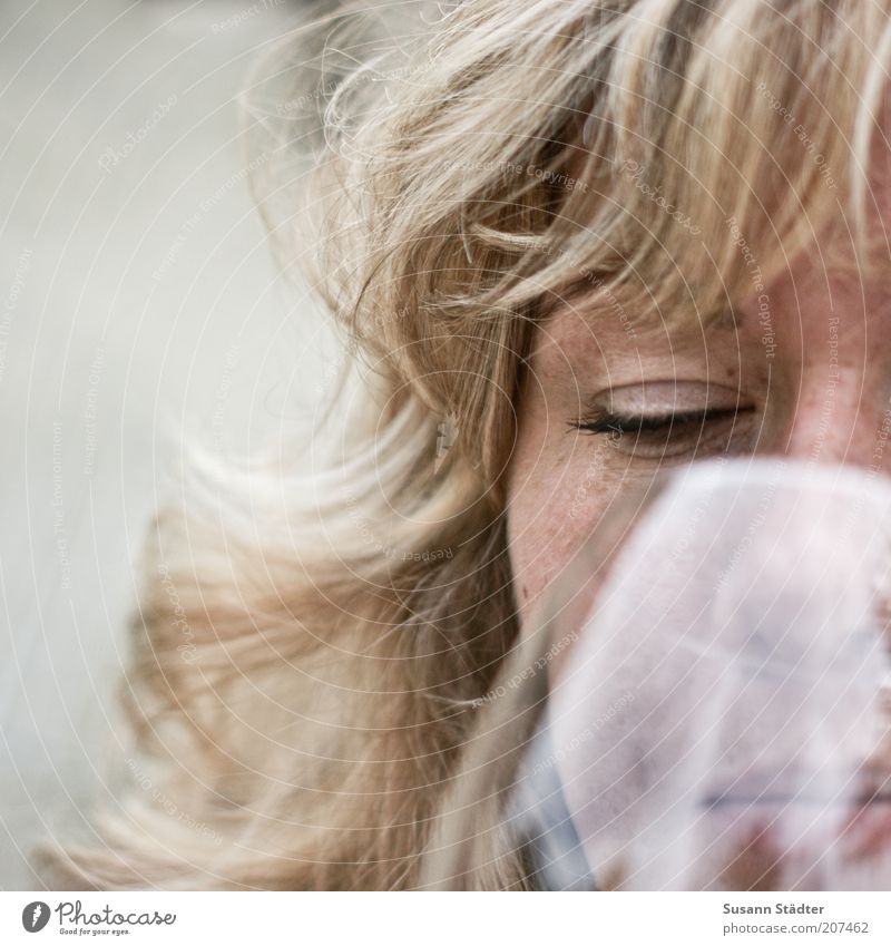 Genuss. Getränk trinken Alkohol Wein Haare & Frisuren langhaarig Locken elegant Weinprobe Weinverkostung Rotweinglas Weinglas Sommersprossen Pony Mund