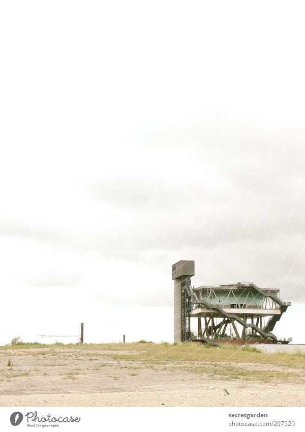 [H 10.1] gottverlassen. Kunst Expo 2000 Erde Himmel Wolken Hannover Ruine Bauwerk Gebäude Sehenswürdigkeit kaputt grün weiß bizarr Endzeitstimmung Surrealismus