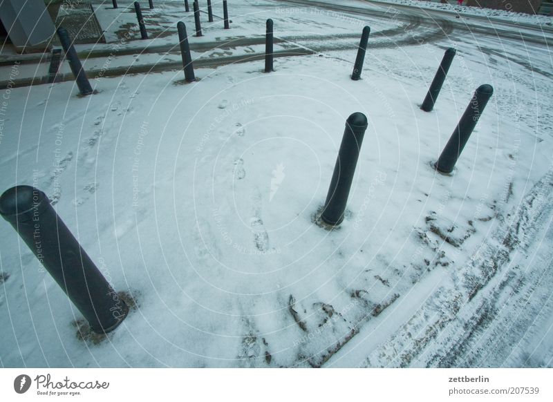 Erzwungene freie Eingabe Winter Menschenleer Platz Marktplatz Einsamkeit Gedeckte Farben Außenaufnahme Weitwinkel Poller Straße Wege & Pfade Schnee Schneedecke