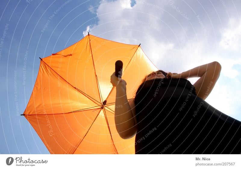 Schirmherrin ll feminin Frau Erwachsene Arme Himmel Wolken Sonnenlicht Sommer Klima Schönes Wetter Kleid Regenschirm schwarz orange Das kleine Schwarze