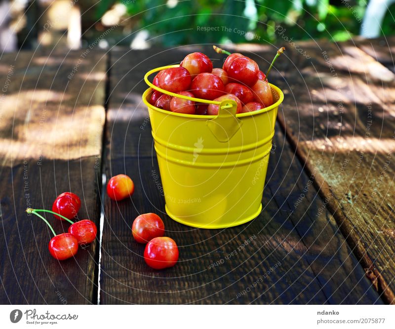 Reife rosa Kirsche Frucht Dessert Vegetarische Ernährung Sommer Tisch Holz Essen frisch hell natürlich retro saftig gelb rot reif viele Beeren süß organisch