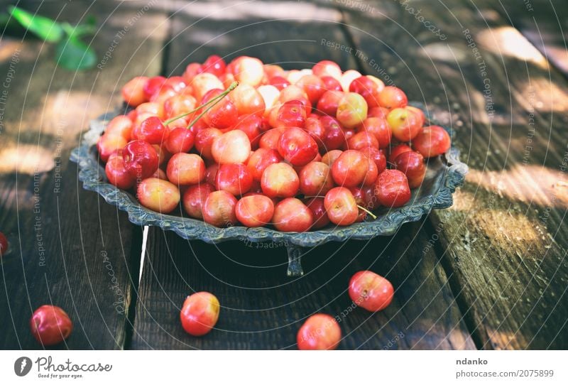 Rosa Kirsche in einer Metallplatte Frucht Ernährung Teller Sommer Tisch Holz Essen frisch retro saftig gelb rot viele altehrwürdig Beeren süß reif geschmackvoll