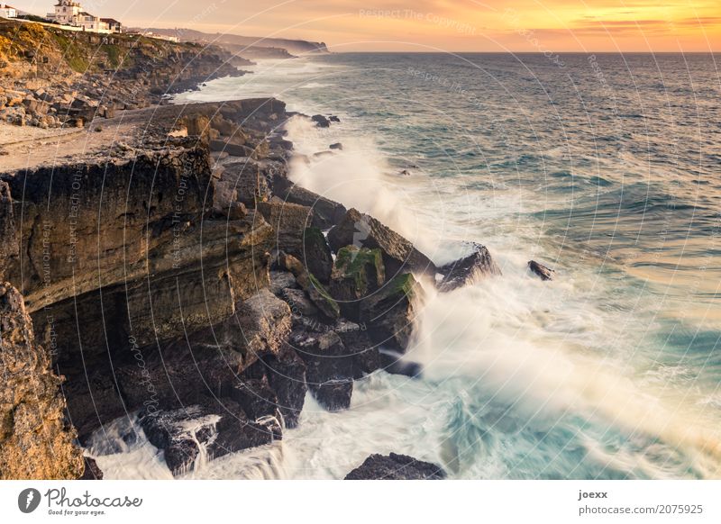 Zu Hause am Meer Landschaft Sommer Schönes Wetter Felsen Wellen Küste eckig maritim wild Heimweh Fernweh Farbfoto mehrfarbig Außenaufnahme Abend Sonnenaufgang