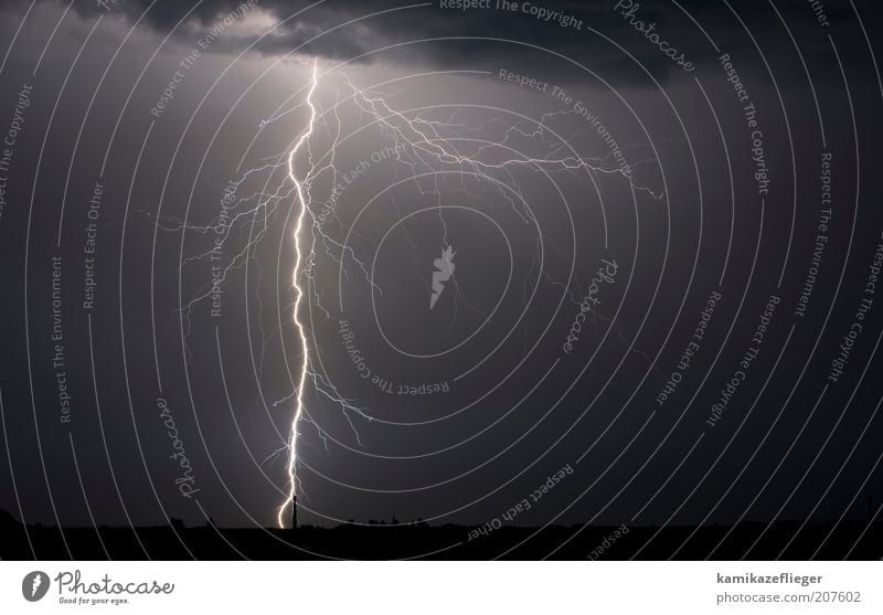 energieadern Umwelt Natur Urelemente Himmel Wolken Gewitterwolken Nachthimmel Unwetter Blitze Skyline Endzeitstimmung Außenaufnahme Menschenleer