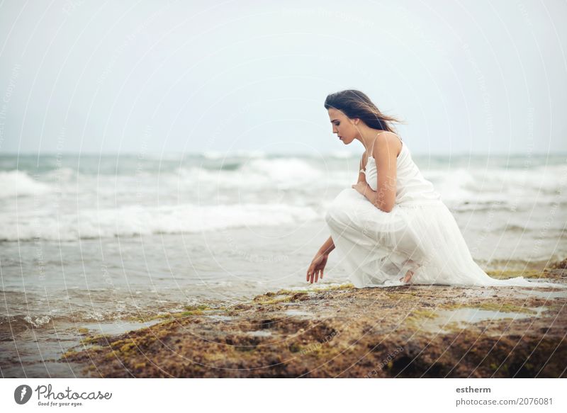 nachdenkliche Frau am Strand Lifestyle elegant Stil Wellness Ferien & Urlaub & Reisen Freiheit Mensch Junge Frau Jugendliche Erwachsene 1 18-30 Jahre Frühling