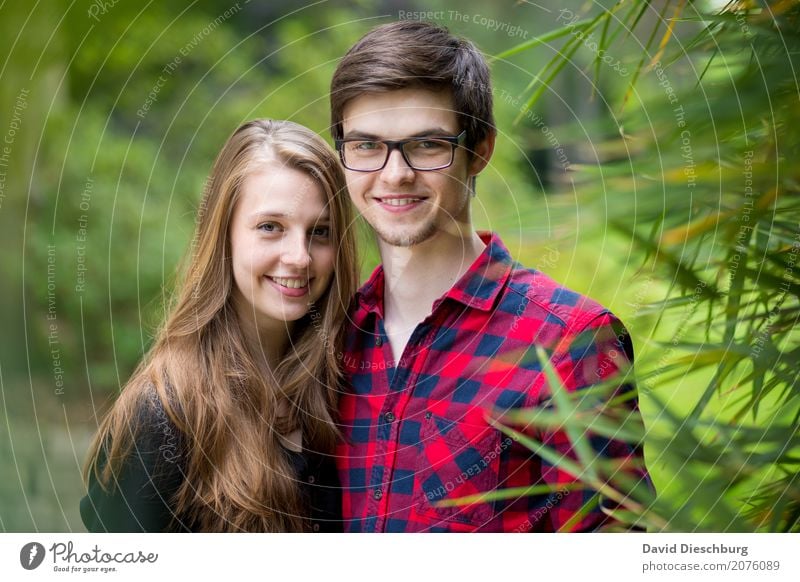 Katharina & Patrick maskulin feminin Junge Frau Jugendliche Junger Mann 2 Mensch 18-30 Jahre Erwachsene Natur Frühling Sommer Schönes Wetter Garten Park Hemd